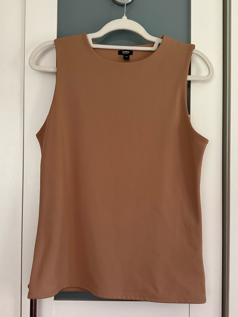 Express Body Contour Sleeveless Tank Top in Camel Brown Large